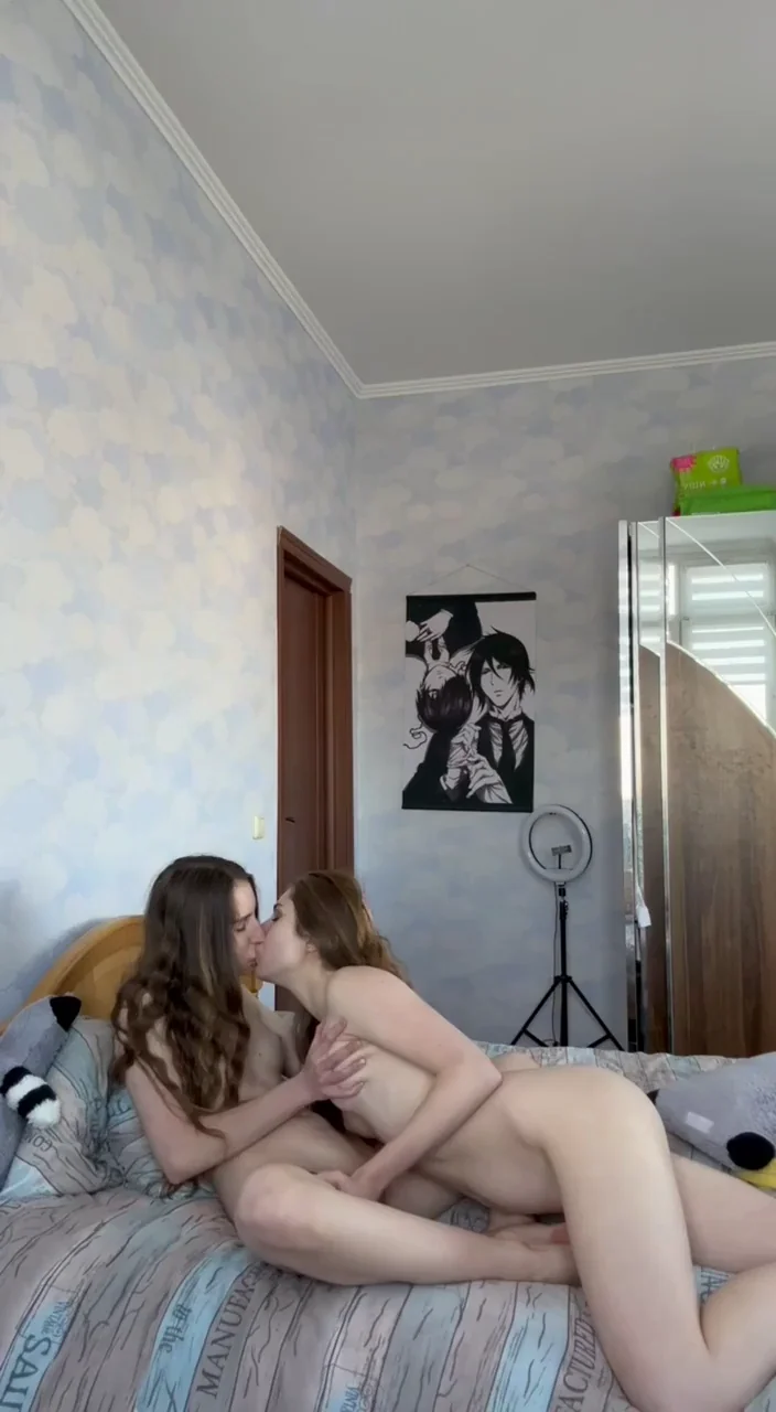 🔥 Twin Sis Sluts Kissing & Grinding Nude 💋