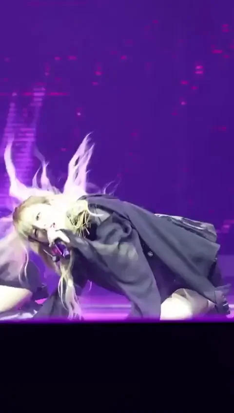 Heejin from ARTMS Teases with Thicc Ass in Tight Shorts