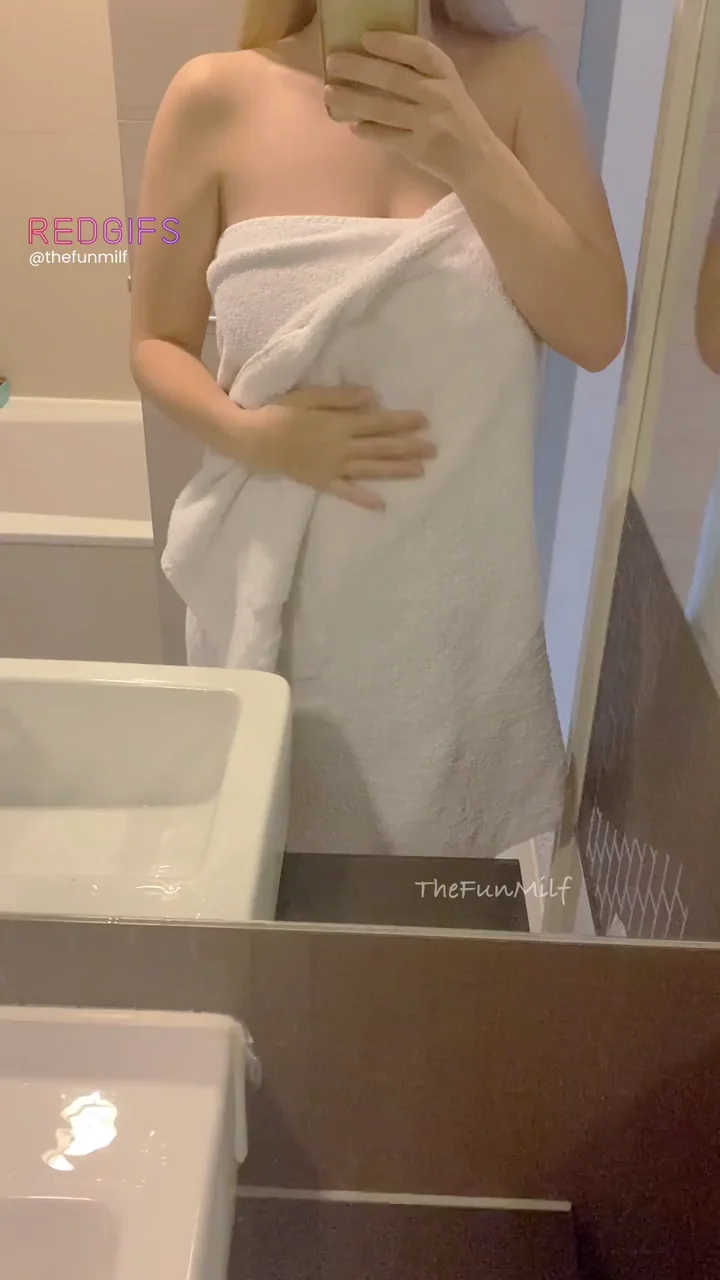 Being a mum of 3 means I don’t see the sun often… so here is my mombod instead!