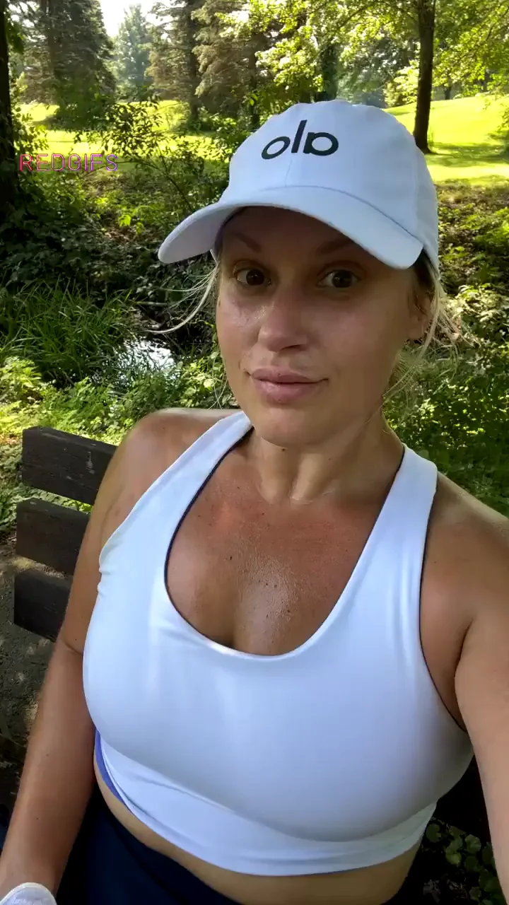 Saggy Golf Slut's Outdoor Tease on the Green