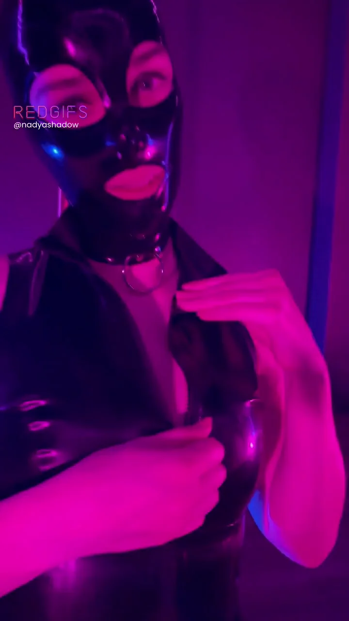 Training to do a latex striptease. What do you think? 💃🏻🖤
