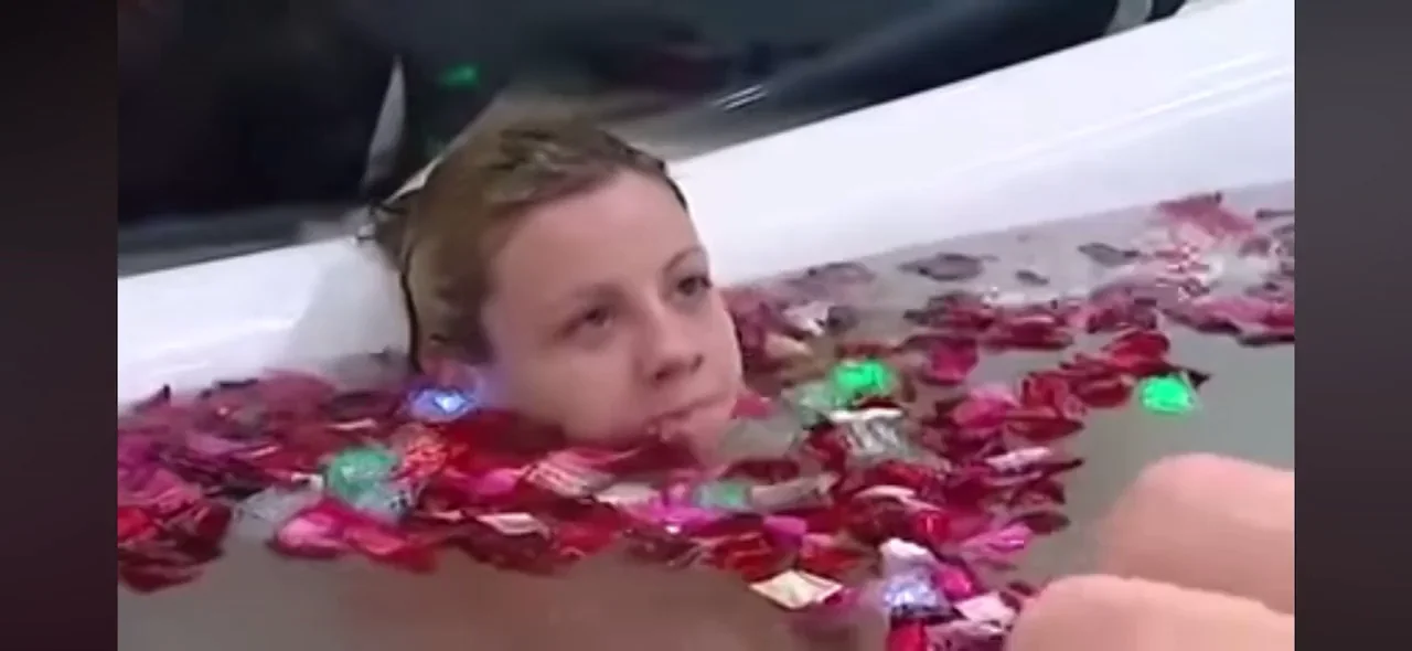 Rachel Burns, bringing you some killer plot via a bath and rose petals on Big Brother AU (2005)
