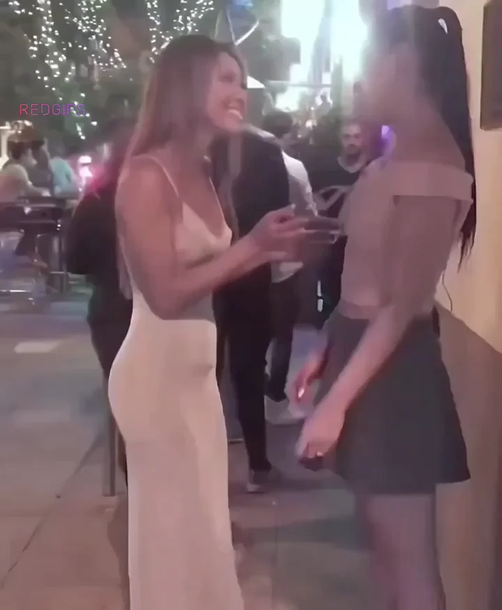 Street Sluts Kissing Passionately 😘👭🔥