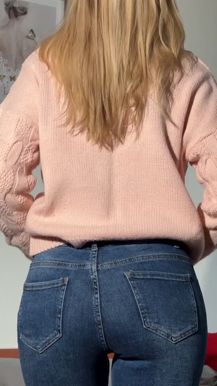 Hairy MILF Next Door Teases Her Juicy Ass 🍑💦