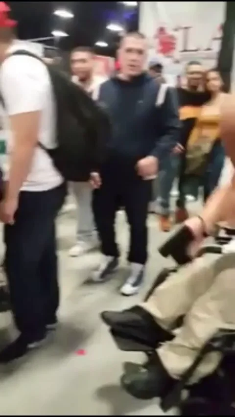 Hot Babe Motorboating Dude in Wheelchair at LA Con 😈♿🔥