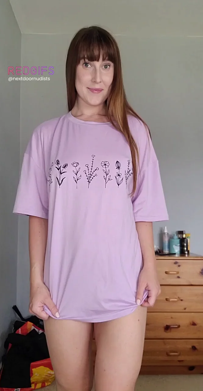 Naked Forever: Busty Babe Ditches Oversized Tee for Slutty Strip Tease