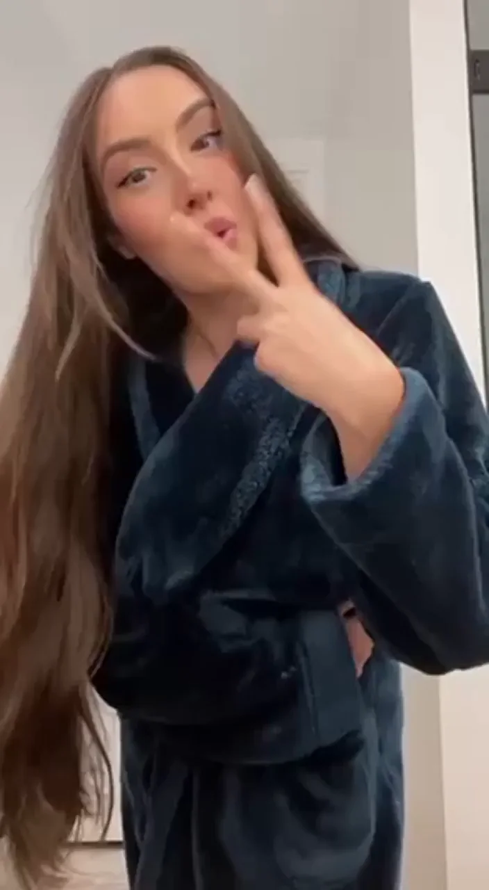 Time for you to confess your attraction to Italian girls
