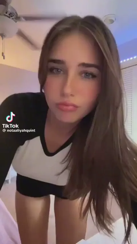 🔥 Sultry Brunette TikTok Thot Twerkin' in Tiny Shorts 💦