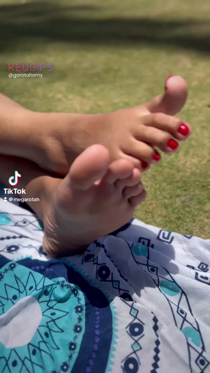Cute TikTok Thot's Red-Toed Feet Tease 😍👣🌴