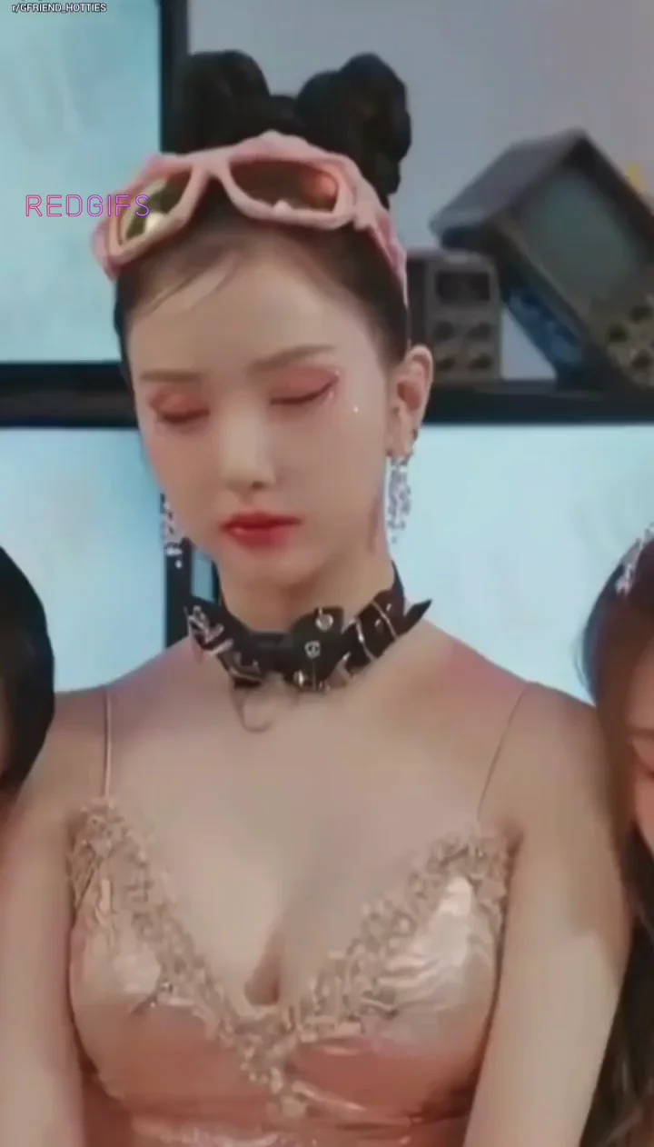 Jung Eunha's Sexy Pouty Tease in Pink Buns & Choker 😘🔥