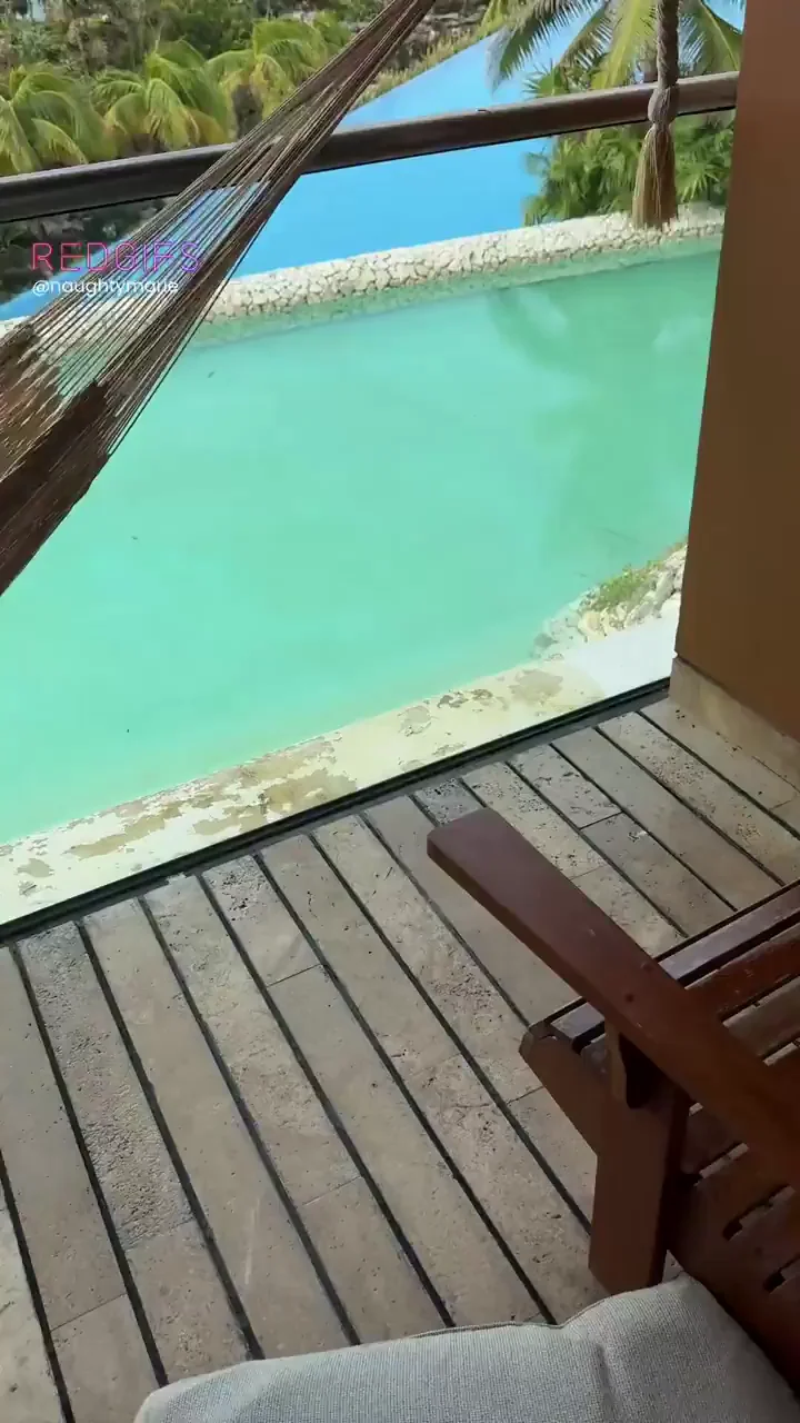 Poolside Dick Sucking Slut at the Resort 😈💦🍆