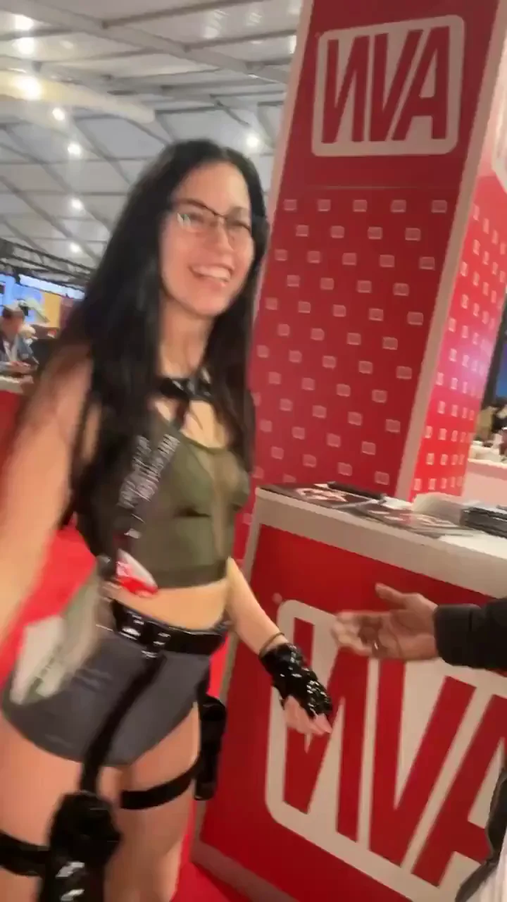 Alex Coal Lets Lucky Fan Grope Her Juicy Ass at Sexpo