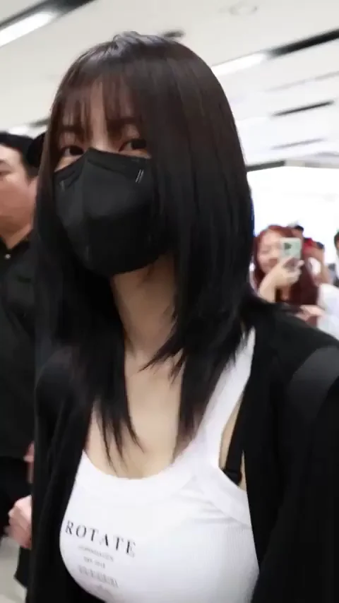 Momo's Teasing Titties in Tight Tank Top 😍👅 #KpopFap