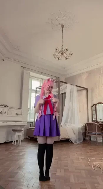 kitten does a tail dance