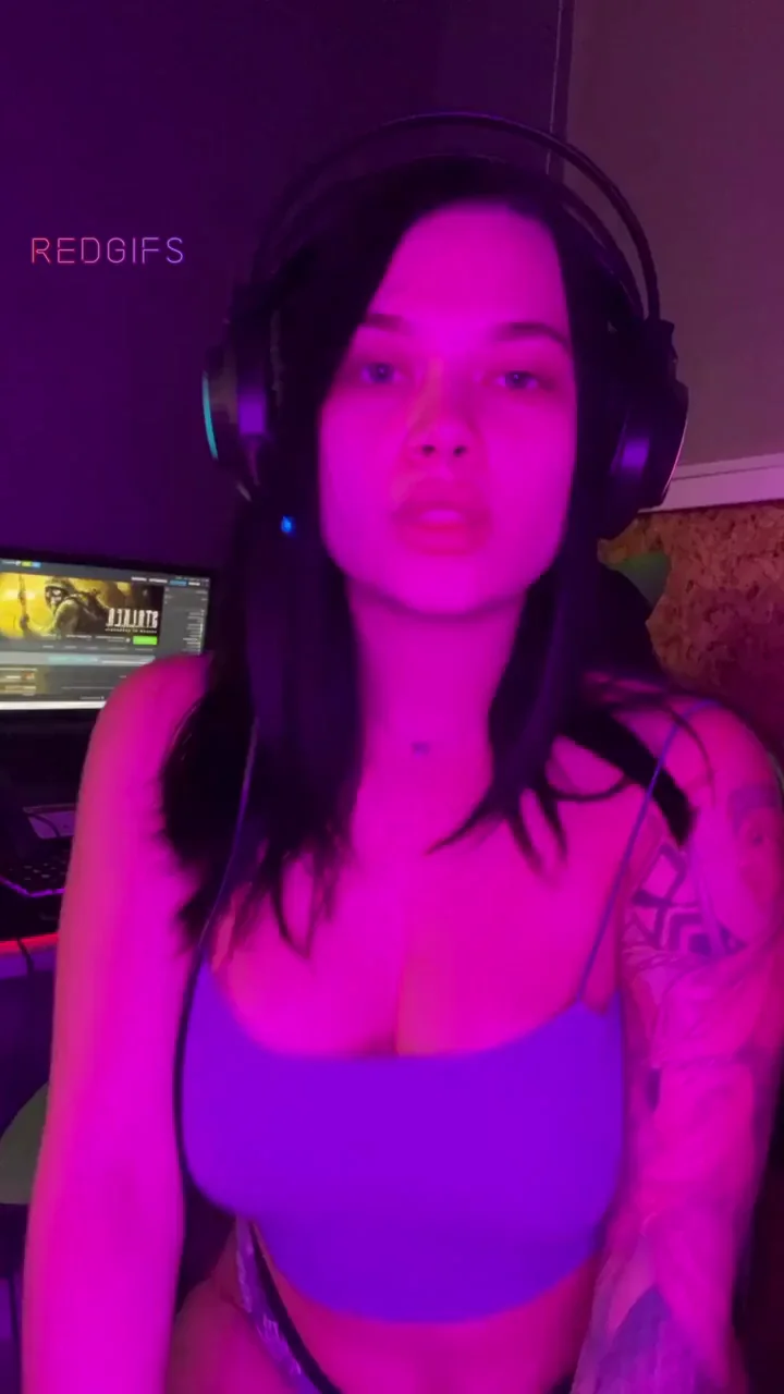 Pause the Game and Pound My Wet Pussy, Gamer Boy