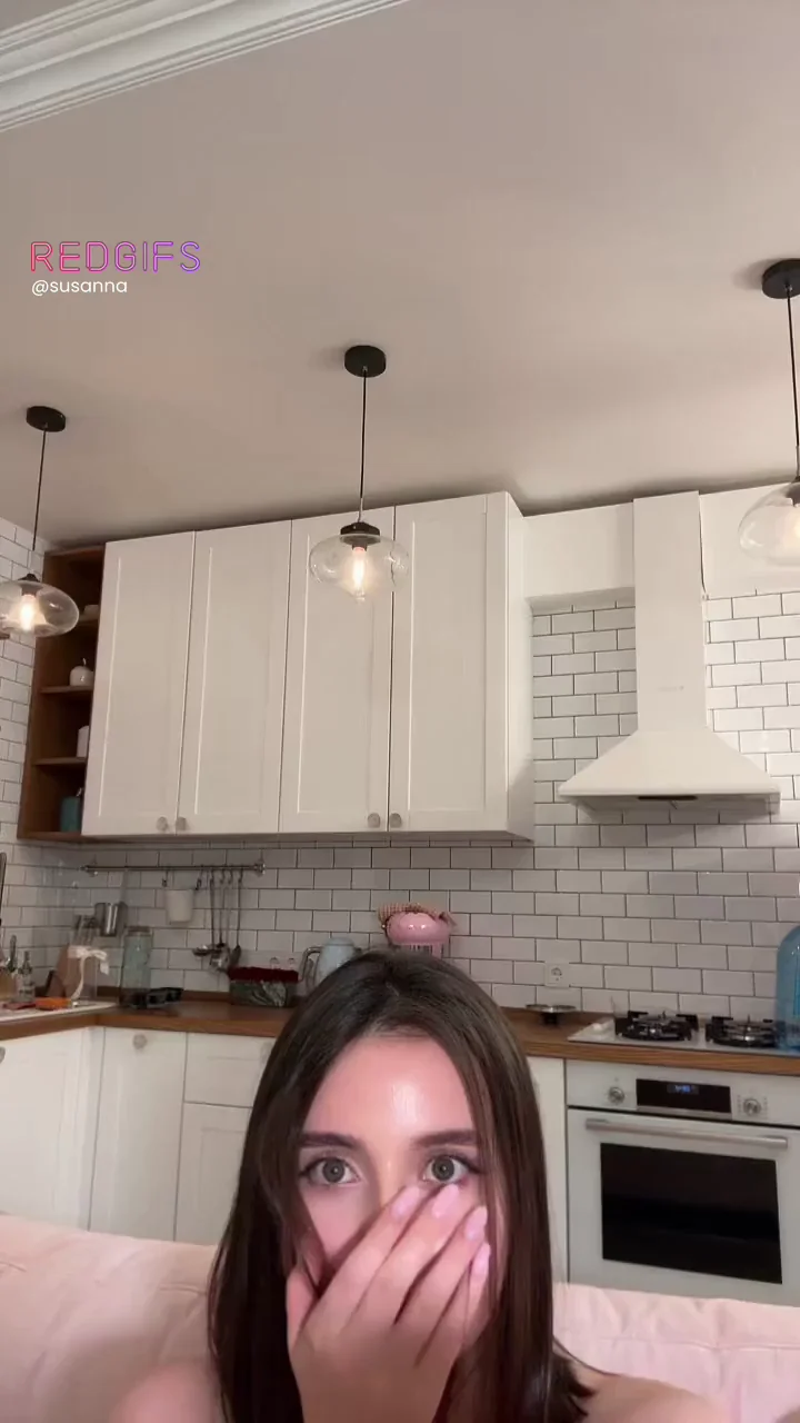 ❤️ Kitchen Tease: Busty Babe Flashes Tits & Pussy 😈🍑