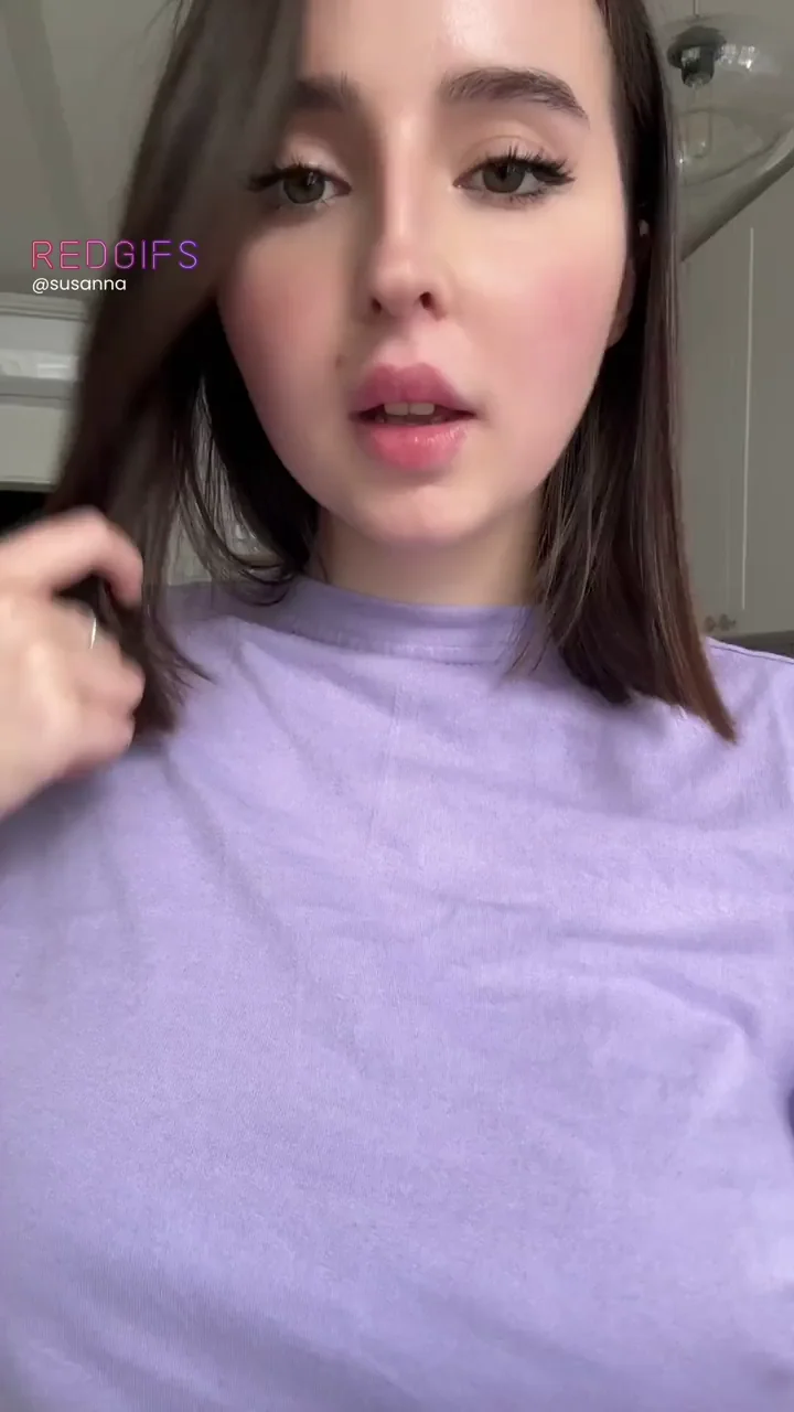 💜 TikTok Slut Lifts Shirt & Flashes Perky Tits 😍