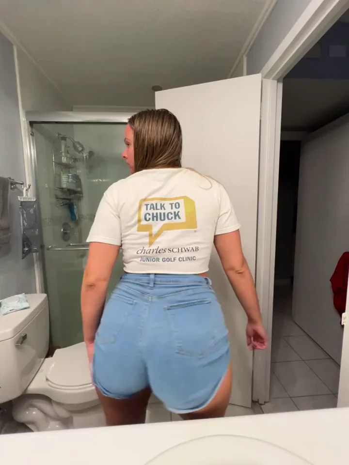 🍑 Thicc Ass Tease Before Shower Twerk 😈