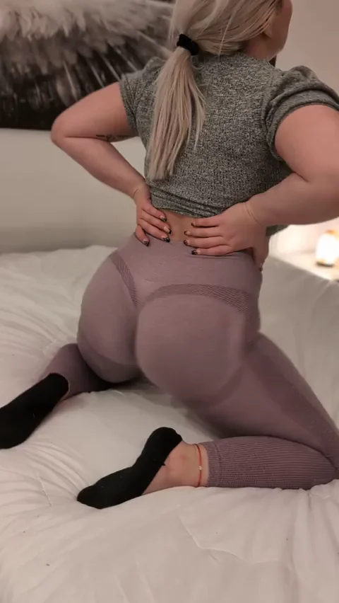 Thick Blonde Twerking Her Juicy Ass in Tight Leggings 🍑💦