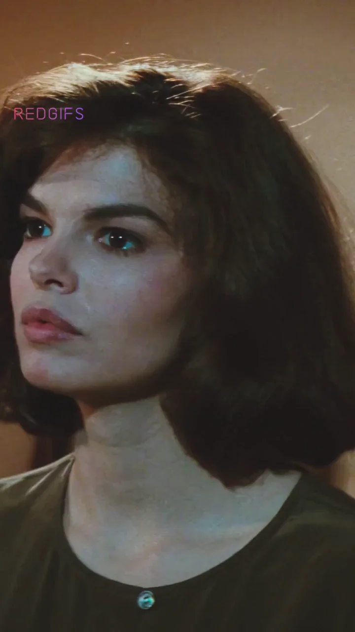 Jeanne Tripplehorn's Steamy Basic Instinct Kiss 🔥💋