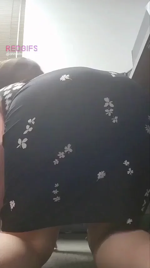 Office Slut Bends Over & Spreads That Juicy Ass 🍑💦
