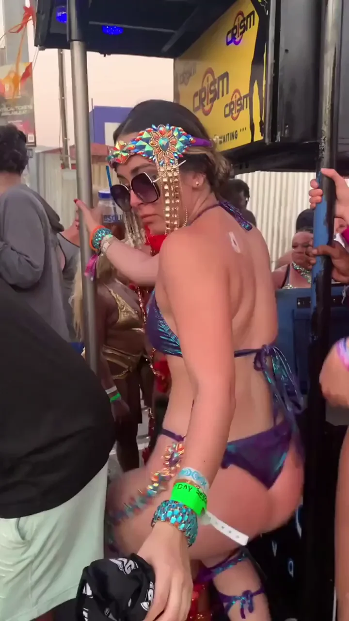 Trinidad Carnival Slut Shaking Her Juicy Ass 🍑🎉