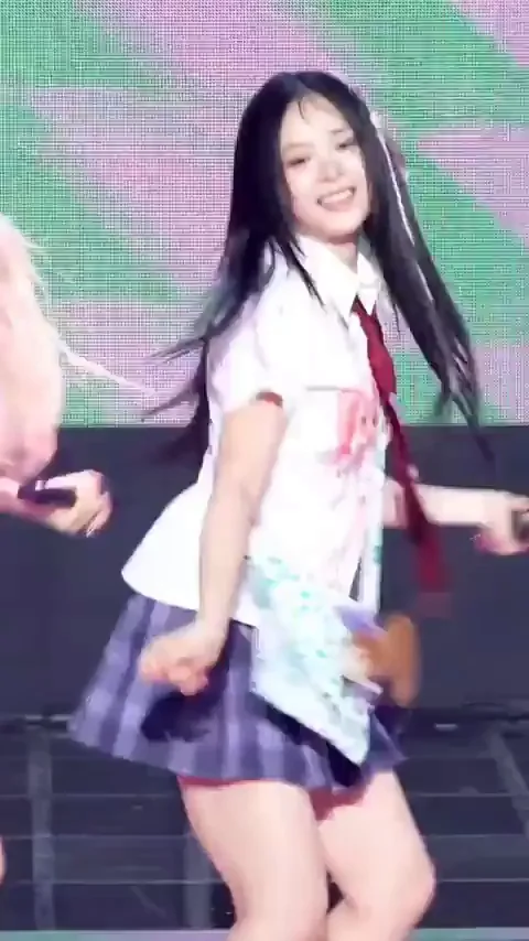 Hanni's Slutty Schoolgirl Dance Tease 🔥🍑