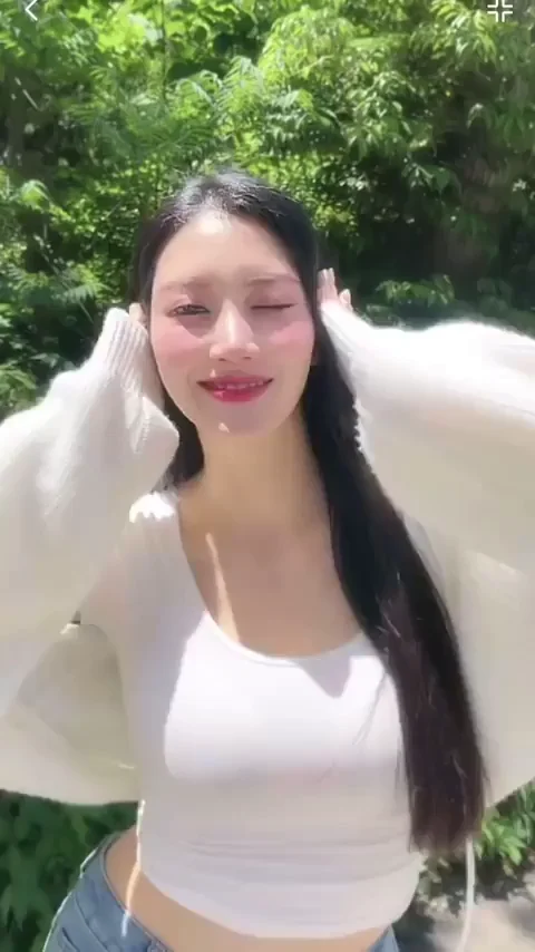 Ex HUB Rui Watanabe Teasing in White Crop Top 😍🍑
