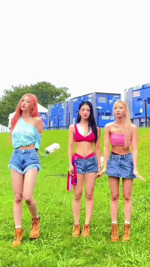 🔥 Fromis_9 Hayoung, Seoyeon & Jiwon Tiny Shorts Tease at Festival 💦