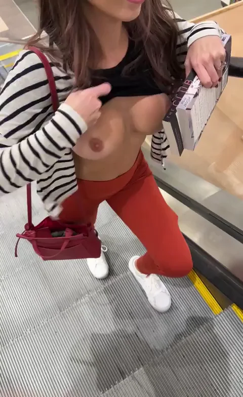 🍼 Slutty Tits Flashing on Barnes & Noble Escalator 😈