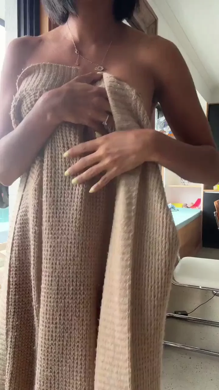 My tummy is not the only thing I would like you to kiss [GIF]