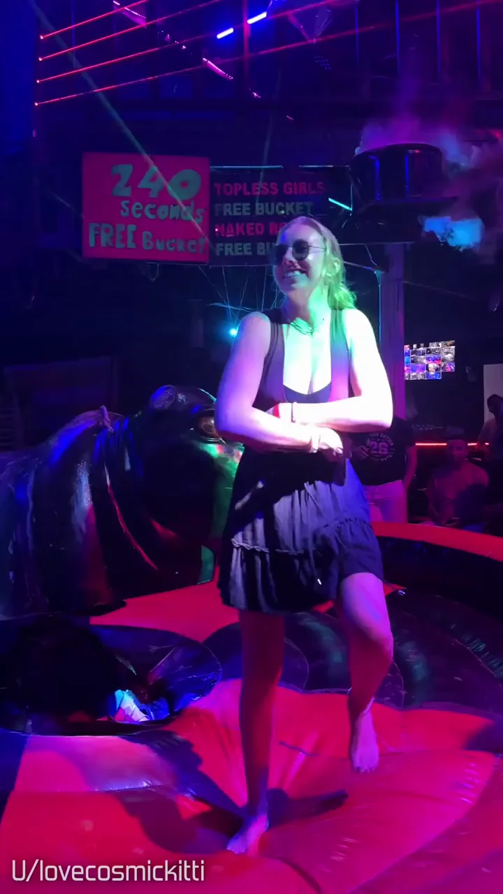 Dared to Flash My Juicy Tits in the Club 😈🔥