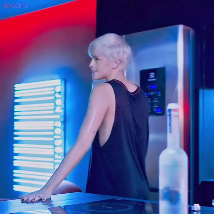 Agatha Moreira's Steamy Blonde Bombshell Tease in Verdades Secretas S02E03