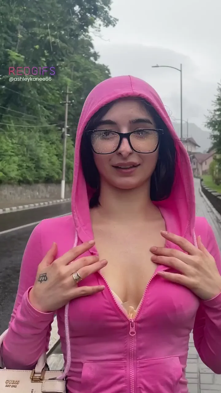 somee rainyy boobs😏🩵🩷💧
