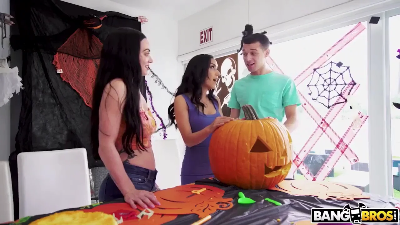 Tia Cyrus's Swalloween 🍑🍑 Treat & Boob Tease 🎃💦