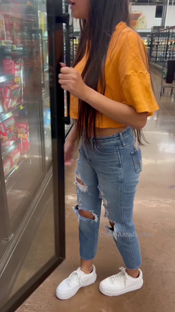 Chilly Aisle Tit Flash 😏❄️🍈🍈