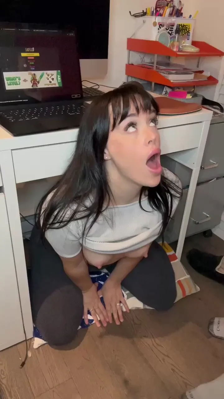 Hot Babe Under Desk Sucking Cock While He Games Slither 🍆🎮
