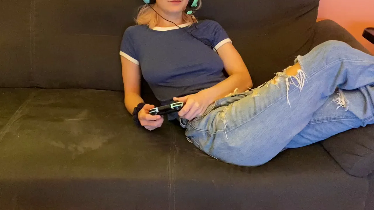 🎮 Gaming Gets Hotter with Cock in My Slutty Mouth 😘