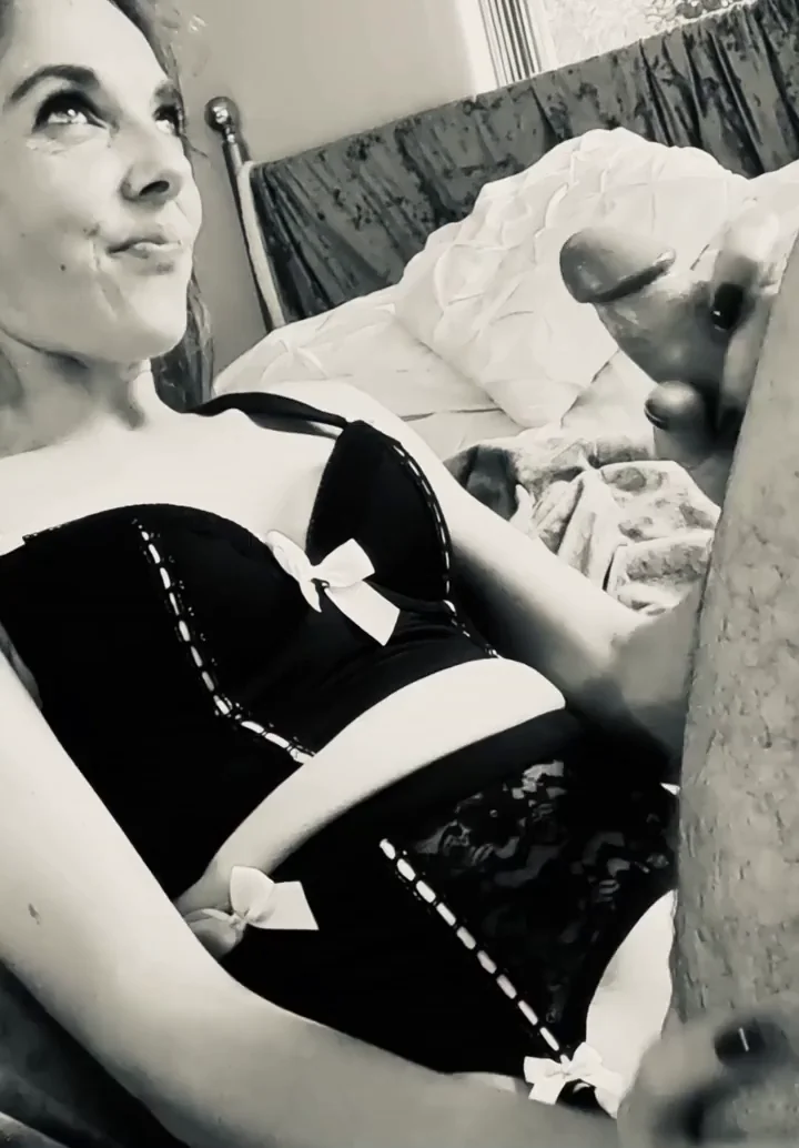GWCumSlut Begs 'Give It to Me' 😈💦