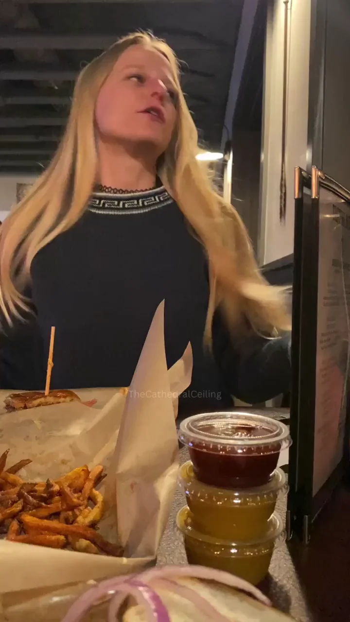 Boobs at the barbecue joint 🥳 [gif]