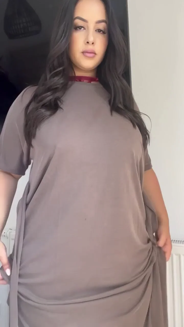 Thick Babe Takes Your Boner as Compliment 😈🍆💦