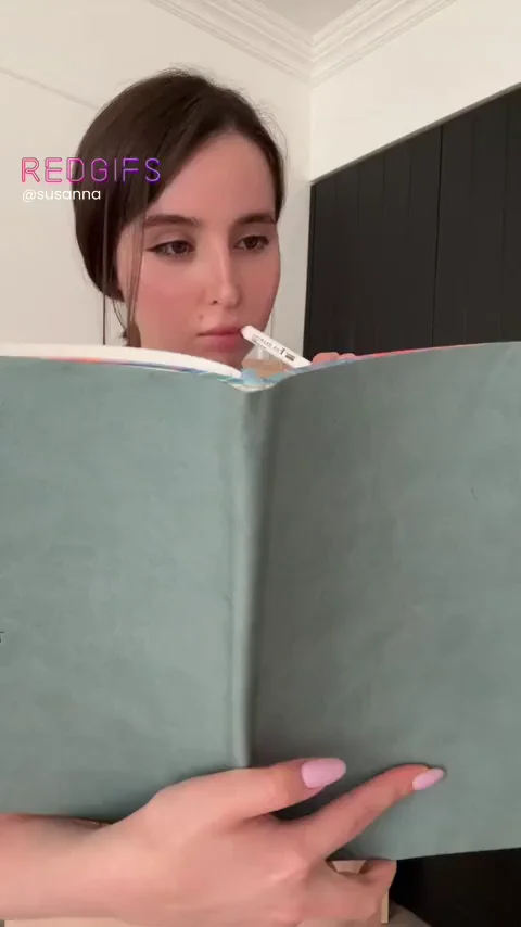 🎁 Slutty TikTok Babe Reads Naughty Book in Harness 😈📖