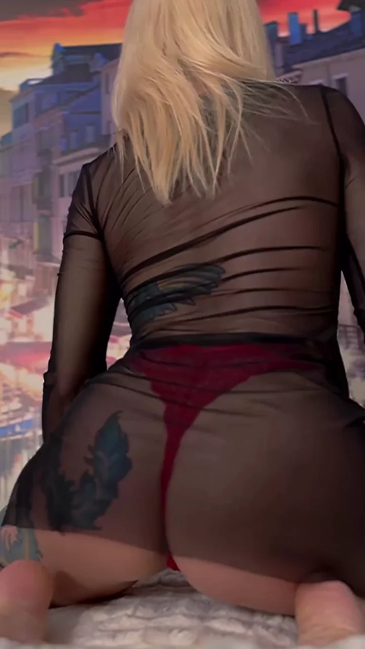 Red panties booty bounce 🍎