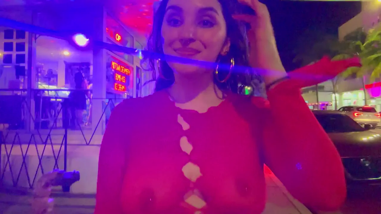 Si Quieres Te La Saco: Street Slut Flashes Juicy Tits Under Neon Lights
