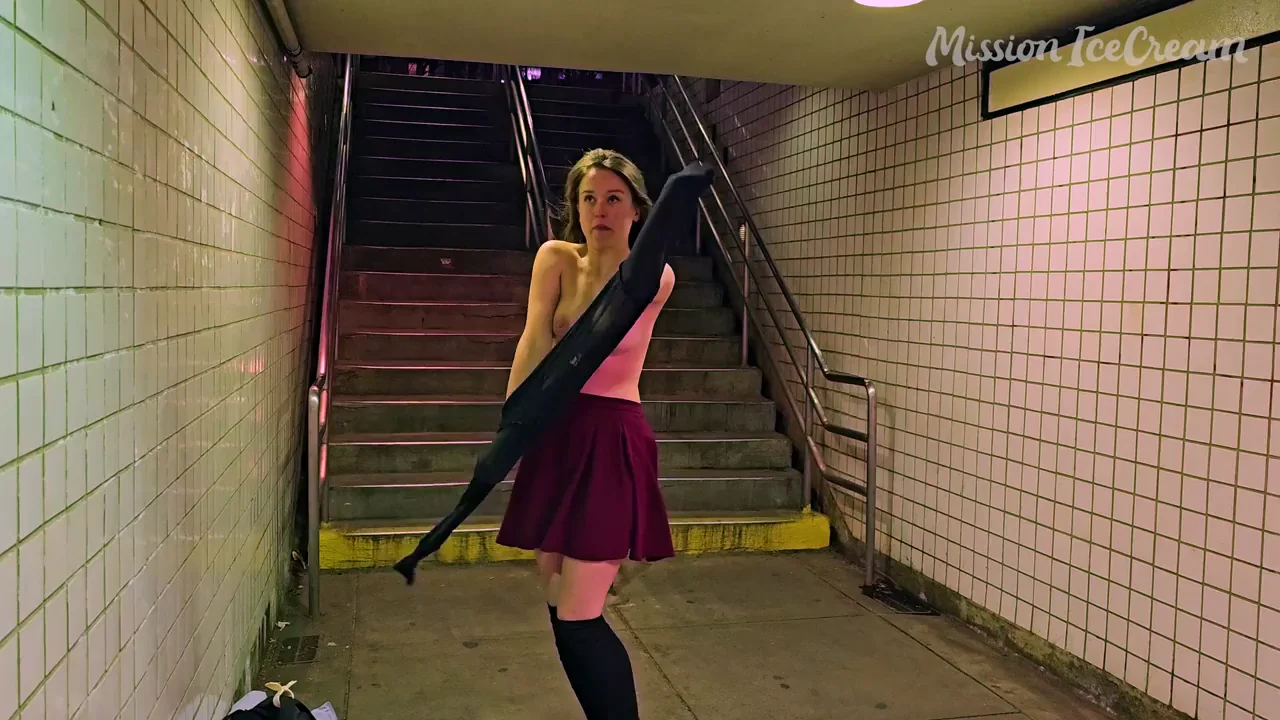 Sneaky Subway Slut Flashes Outta Nowhere 😈🍑