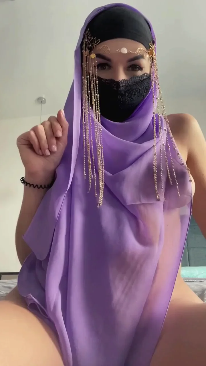 Hijab Hottie Counts to Four: Teasing Those Slutty Curves
