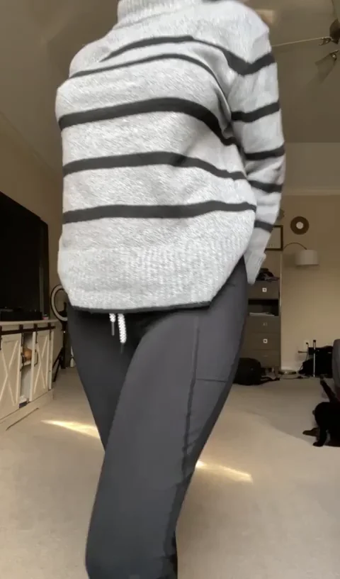 Pulling Out My Juicy Ass in Tight Yogapants 🍑🔥