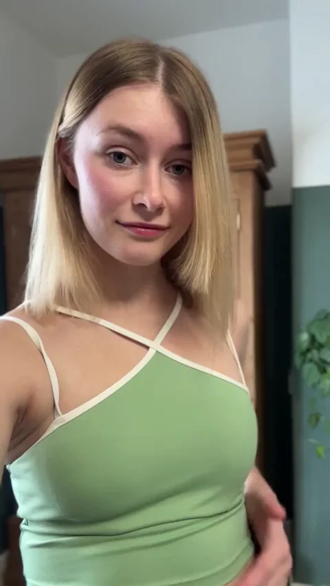 😘 Tiny Tits Tease Flash for You 💚