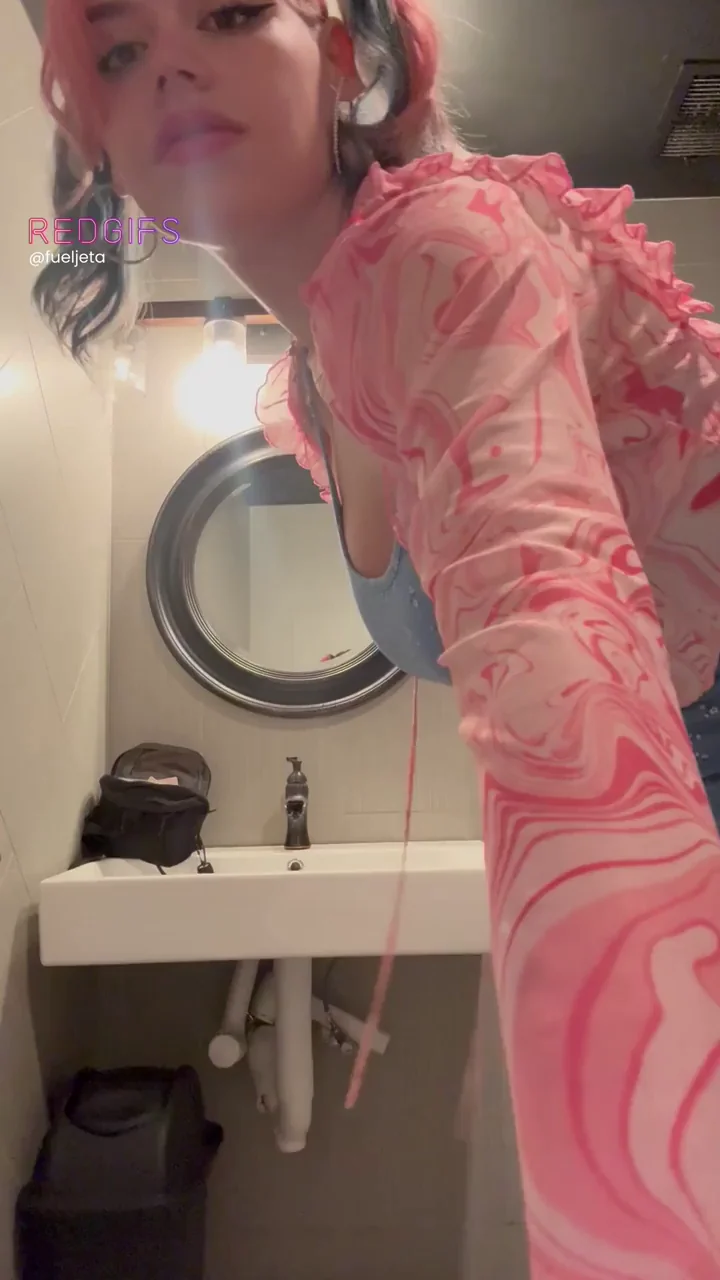 💖 Bimbo Slut Twerkin' Her Juicy Ass in Bar Bathroom 🚽🍑