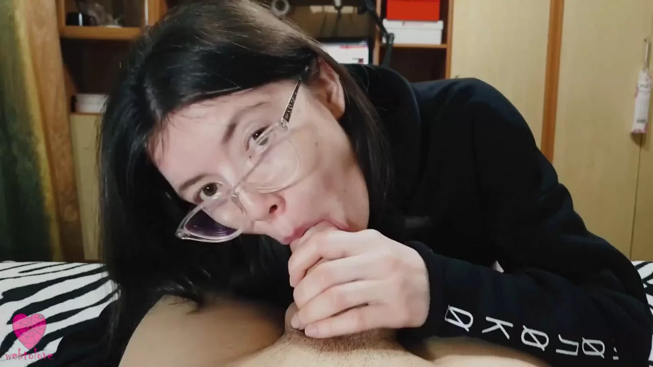 🔥 Glasses Slut Sucks Cock Like a Pro 😈🍆